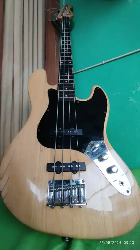DI JUAL GITAR BASS FENDER STRATOCASTER