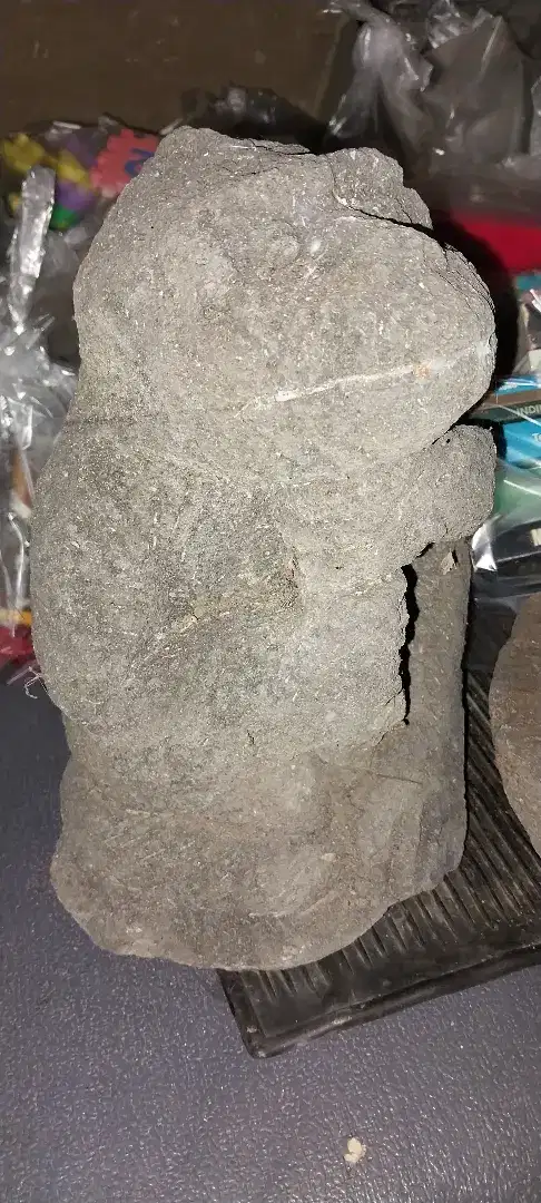 Patung katak dari batu