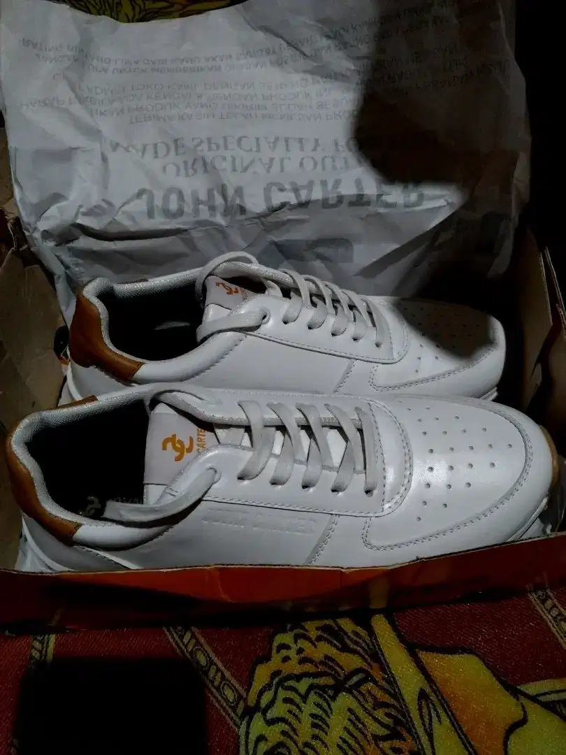 Sepatu putih dari jhon carter