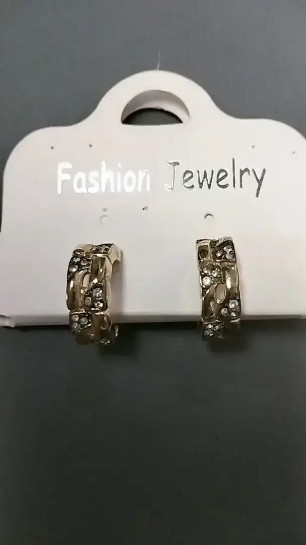 Anting model jepitan cantik
