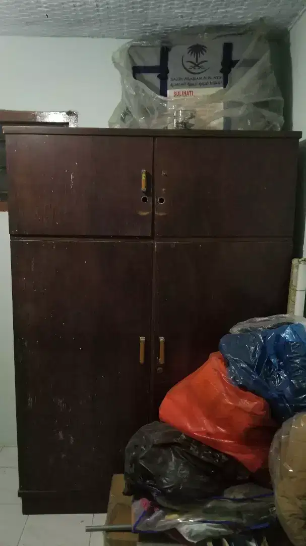 Lemari Baju Kayu Jati. 4 pintu, 2 pendek dan 2 panjang.