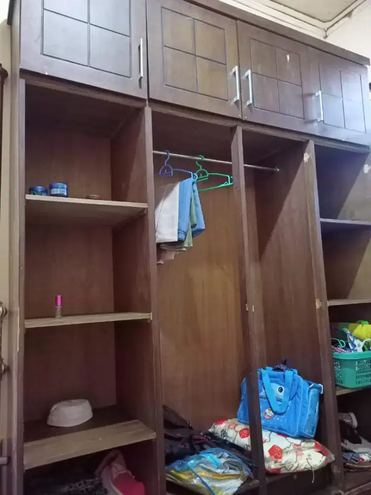 Lemari pakaian 4 pintu