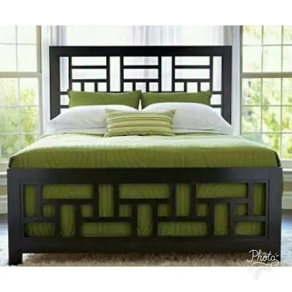 tempat tidur besi