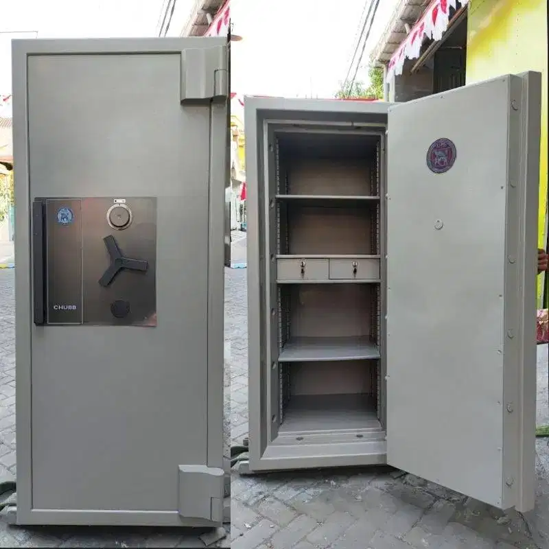 Brankas bekas merek chubb lips