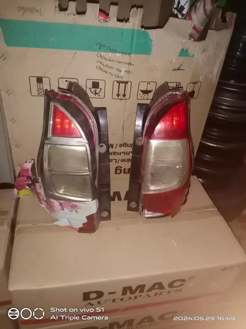DIJUAL CEPAT COVER MIKA LAMPU BELAKANG BUAT AVANZA 2017 S'PASANG.