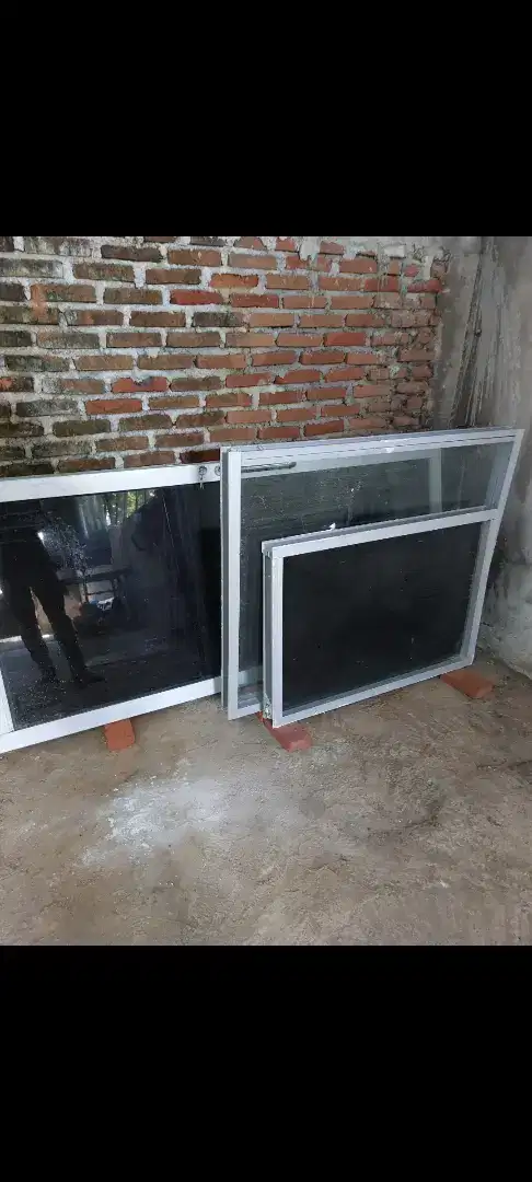 Pintu kaca tebal