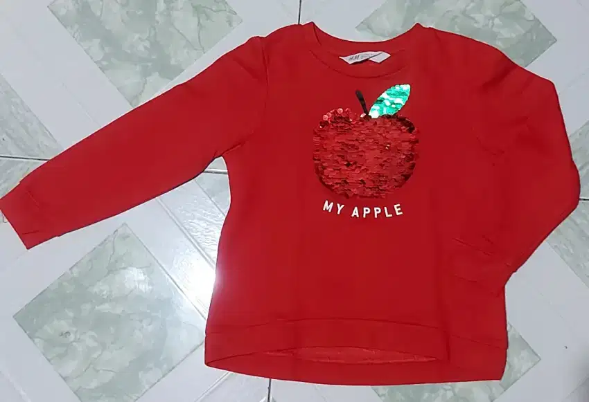 H&M Crewneck Sequin My Apple Berubah Gambar