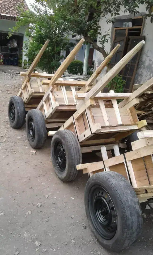 Gerobak kayu dorong