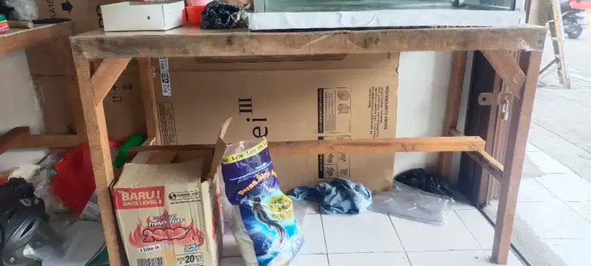 Meja kayu untuk dagang