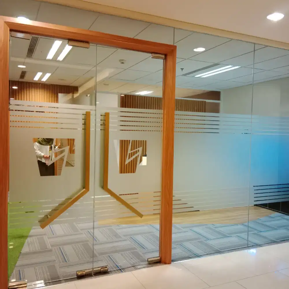 Jasa pasang stiker sanblaste cutting. Kaca film hitam. Oneway