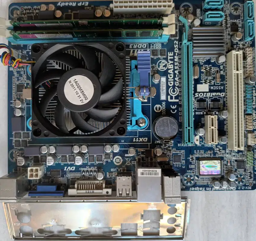 Jual MOBO Gigabyte GA-A55M-DS2 (Socket FM1)+AMD A6-3500 APU+Ddr3 4 Gb
