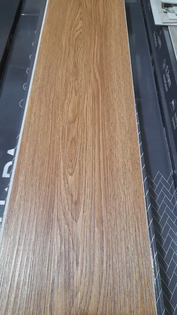 Lantai vinil urat kayu