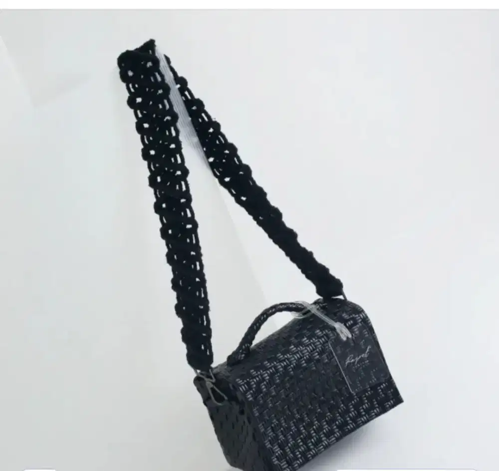 nara bag black with macrame chair