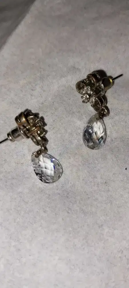 Anting2 kristal putih