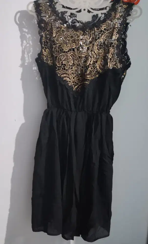 DRESS warna hitam pekat atas brukat