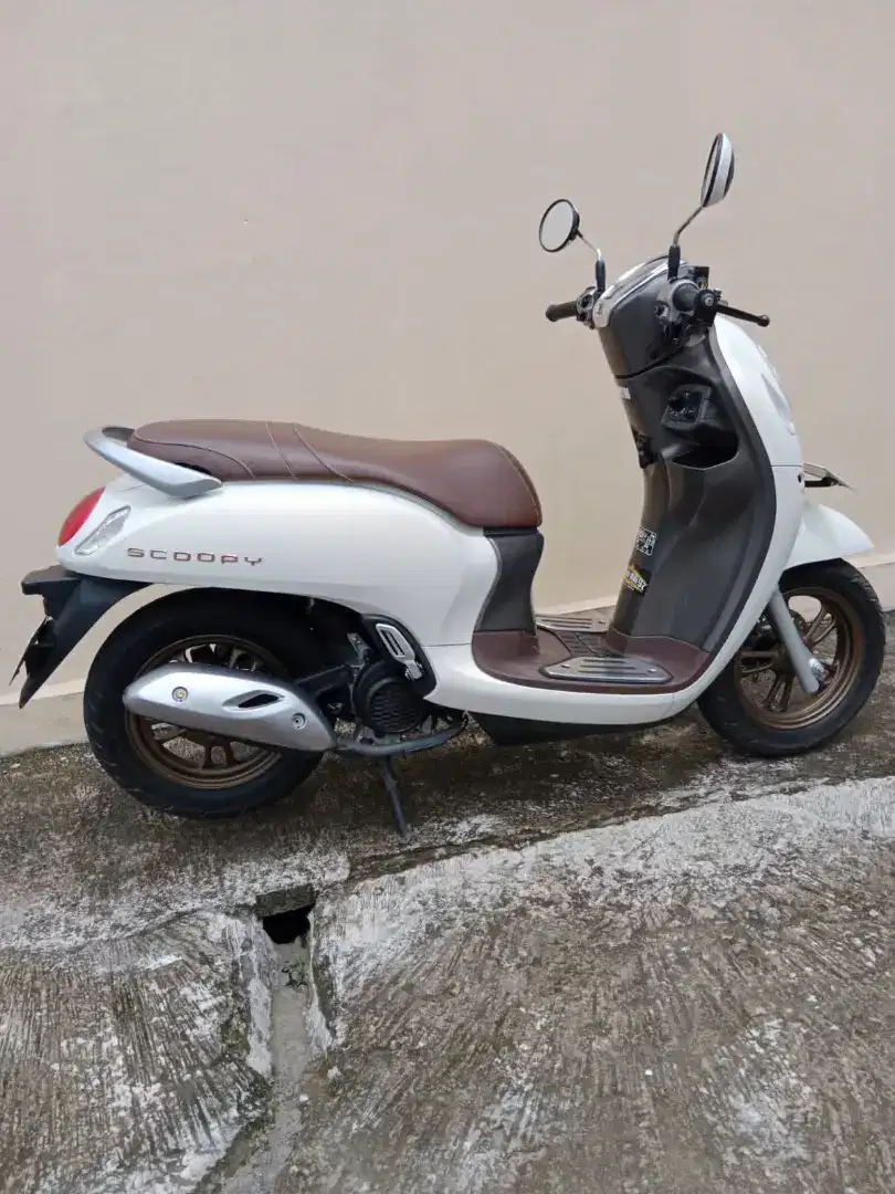 Scoopy putih istimewa