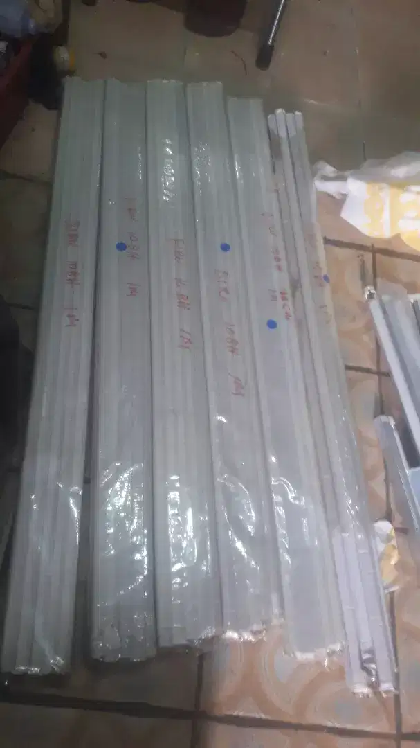 Ada 60 bh lampu neon khusus etalase dagangan uk 1m brg baru hrg murah
