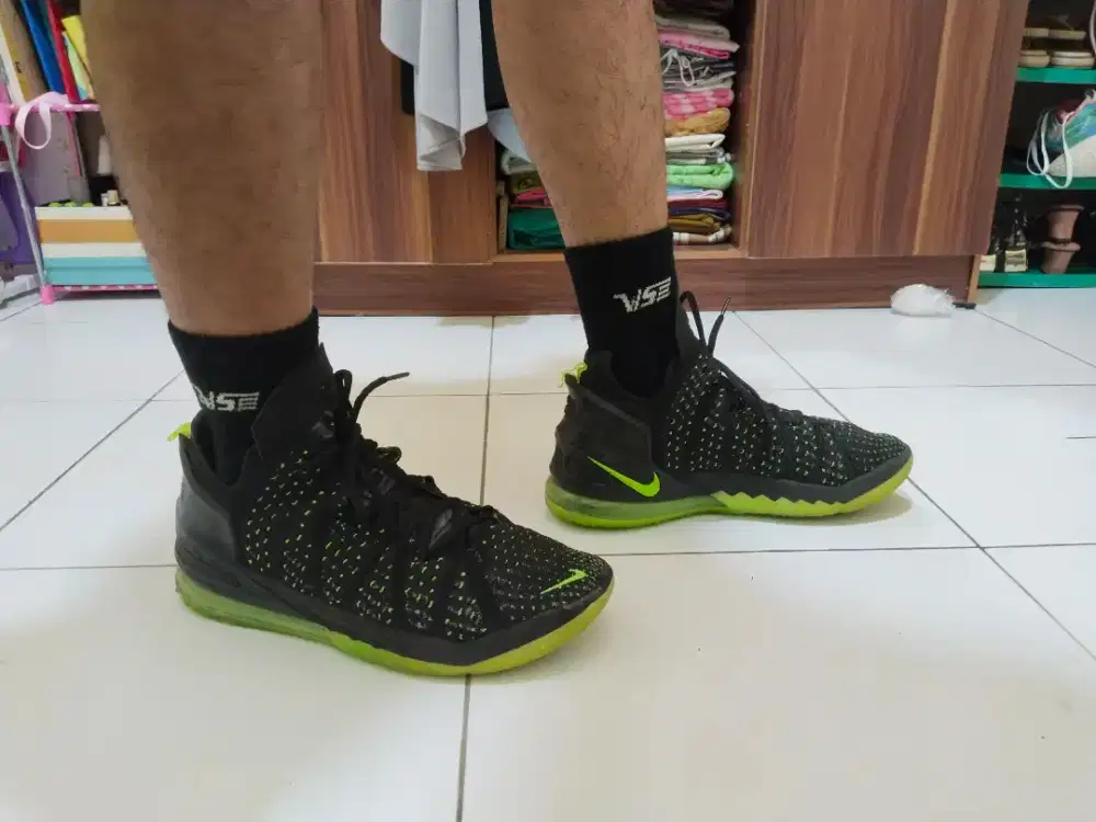 Sepatu basket low, badminton