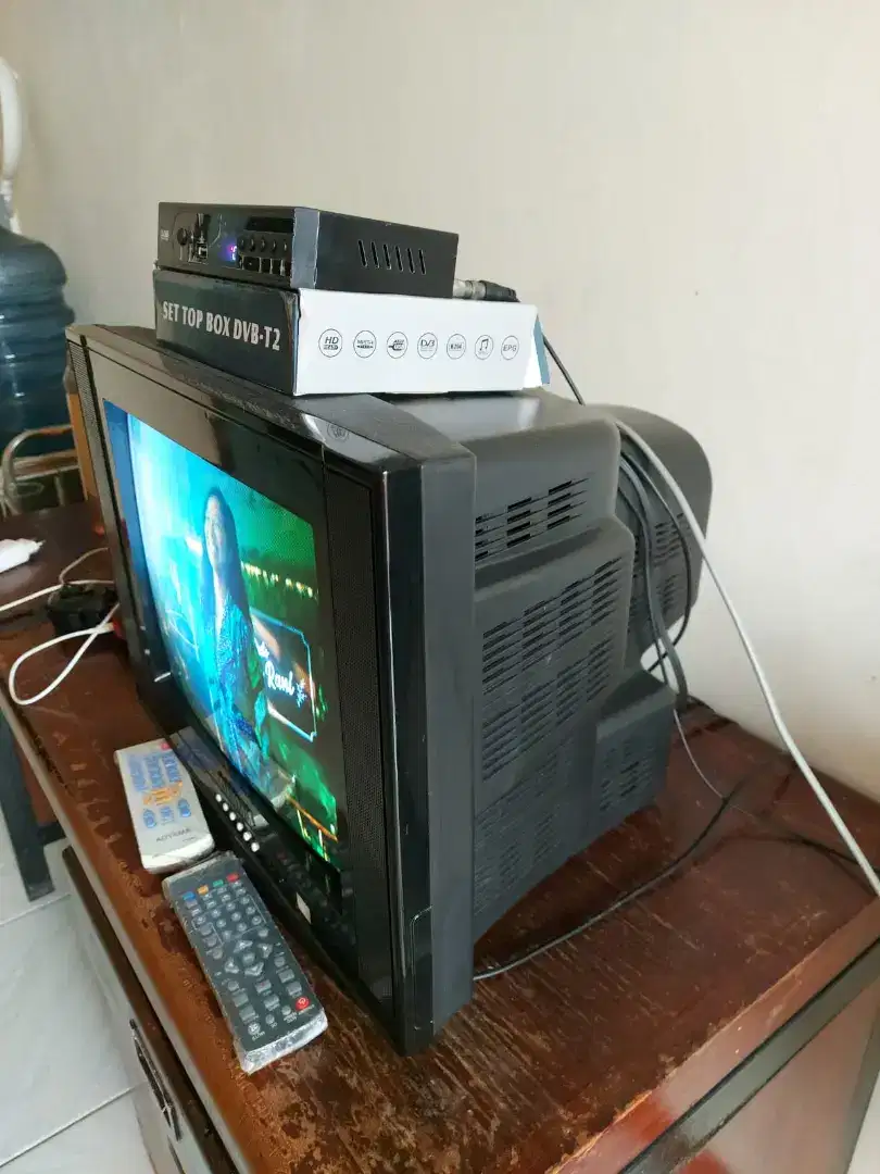 Tv Tabung merk Aoyama 14 inch masih sangat baguss komplit setop box