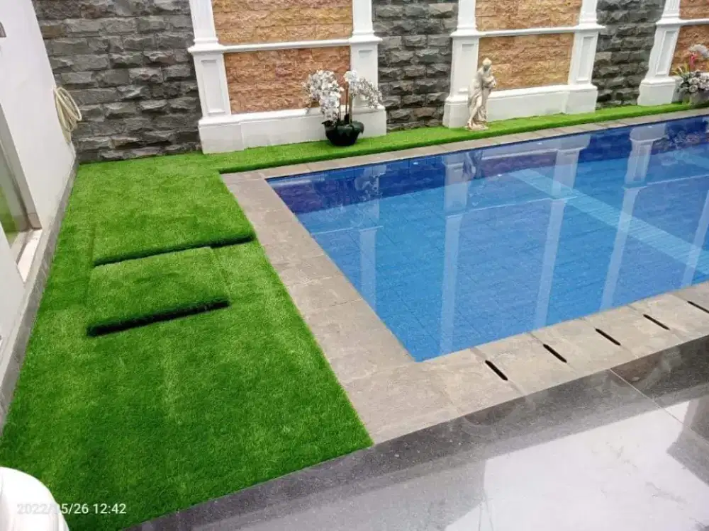 Pemasangan Rumput Sintetis Pinggiran Kolam Renang