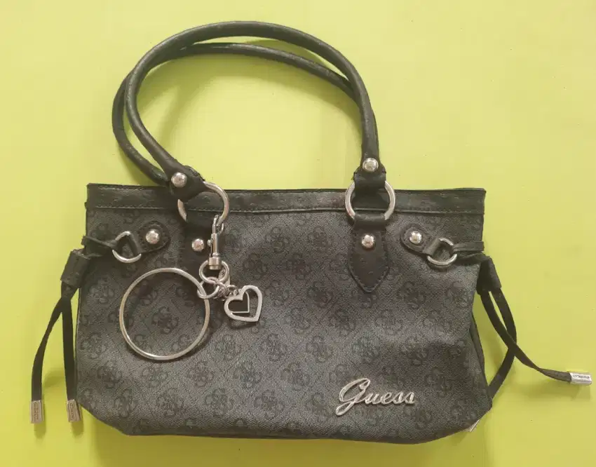 Tas Wanita Guess warna Hitam