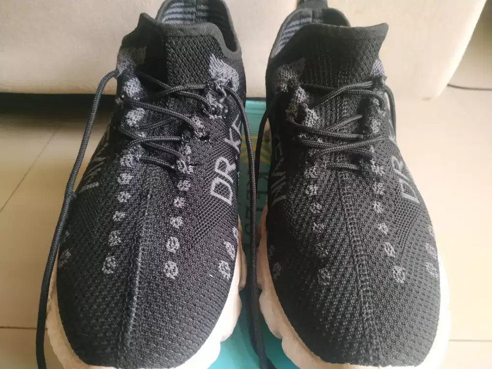 Sepatu Sneakers Dr. Kevin