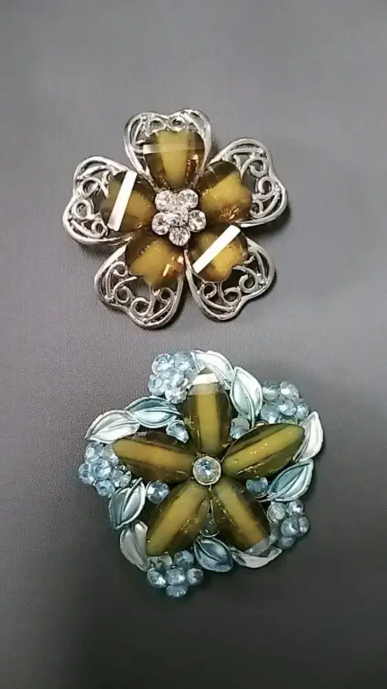 Bros bunga cantik elegan