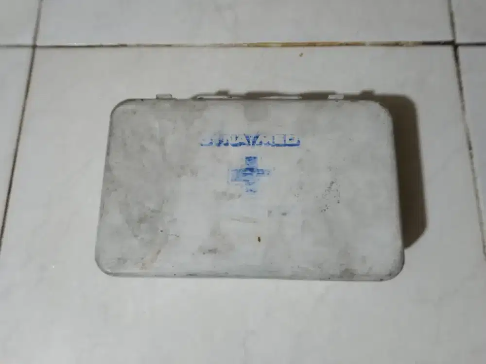 Kotak kaleng enamel p3k apadanya