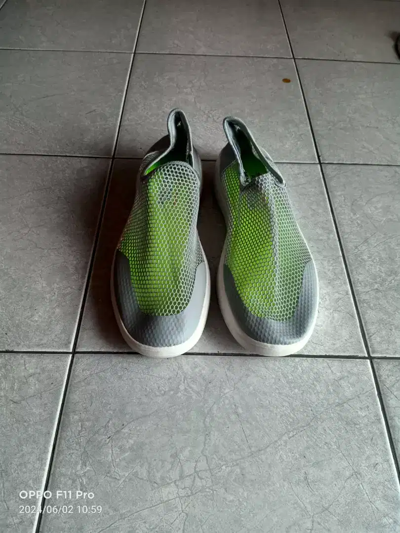 Sepatu Skechers slip on original