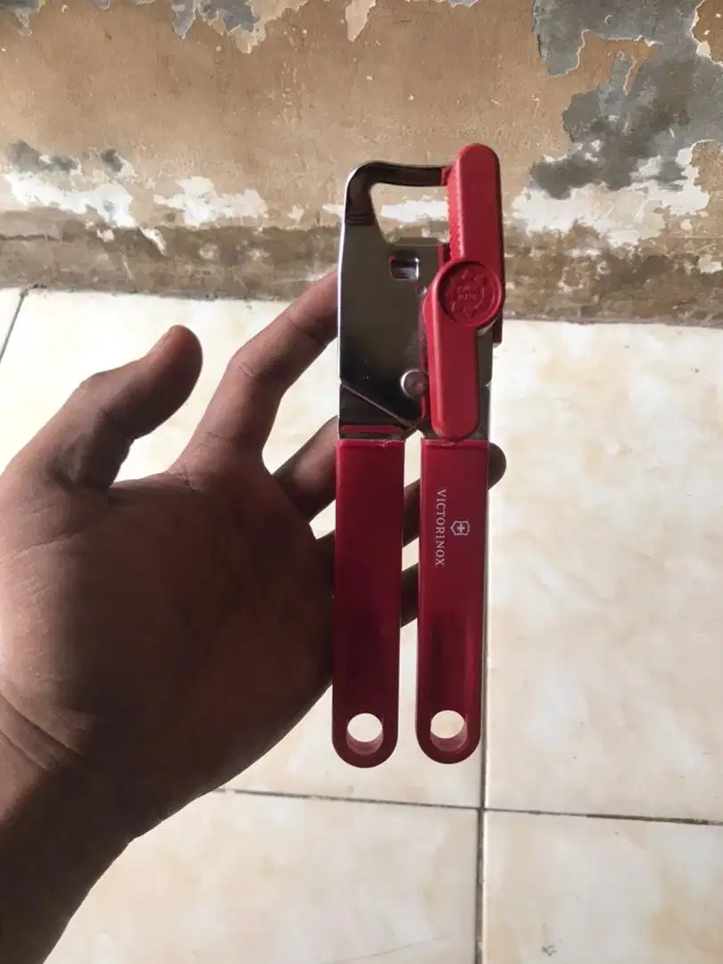 alat pembuka tutup botol minuman victorinox