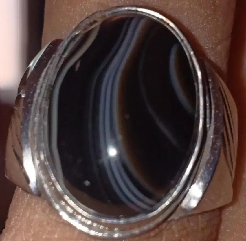 Jual cepat batu cincin pria warna hitam motif pelangi hanya 200 ribu.