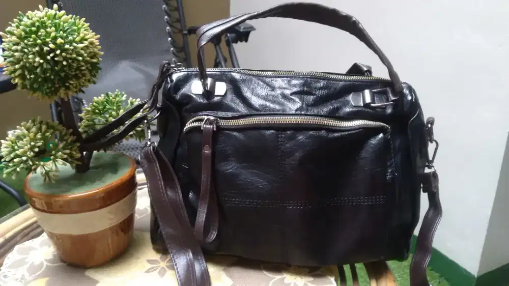 Tas wanita wana hitam