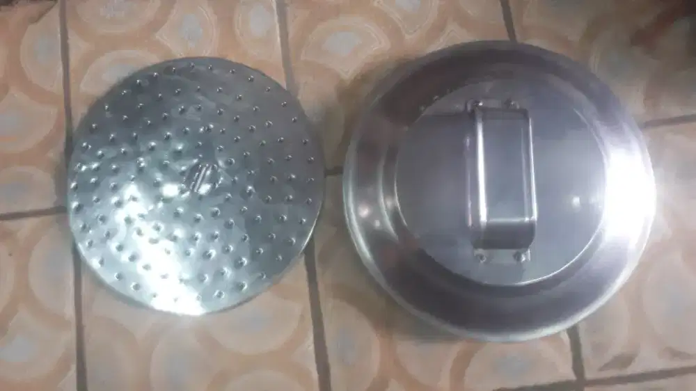 Se paket tutup panci dan tatakan kond bgs bhn stenlis mgkn ada yg bth