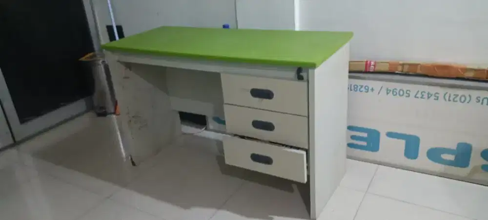 Meja kerja warna hijau