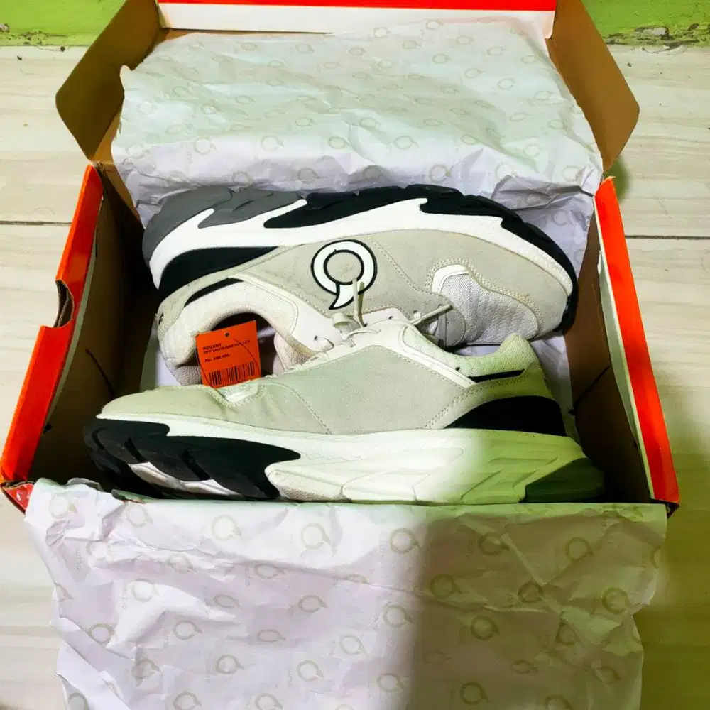 Sepatu Ortuseight (artikel Regent warna Off White Grey Black)