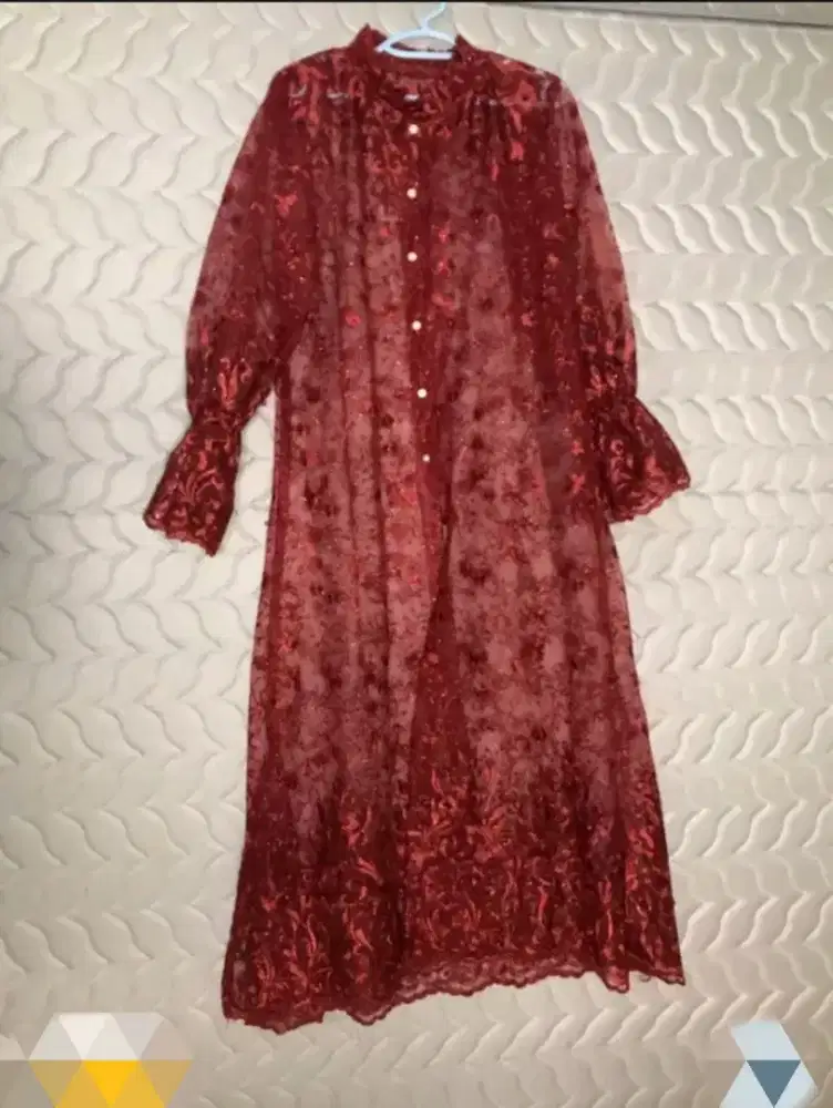 di jual outer merah maroon,, satu set sama gaun dalam nya