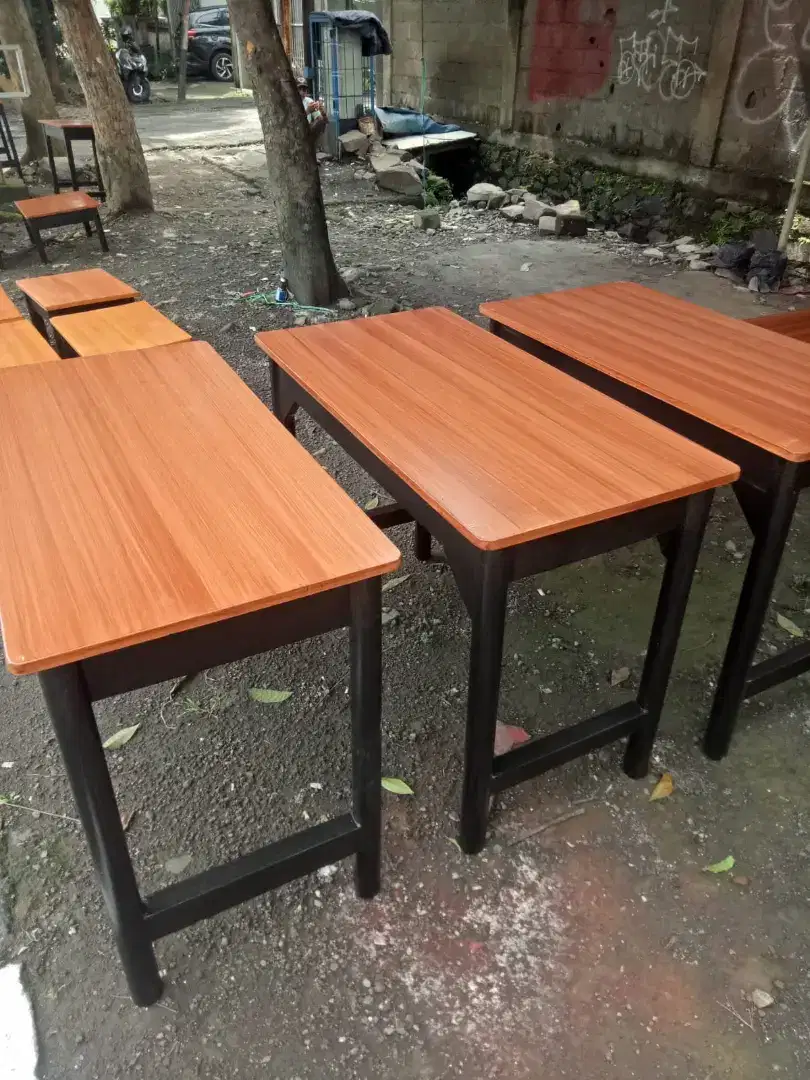 Meja jangkung serbaguna