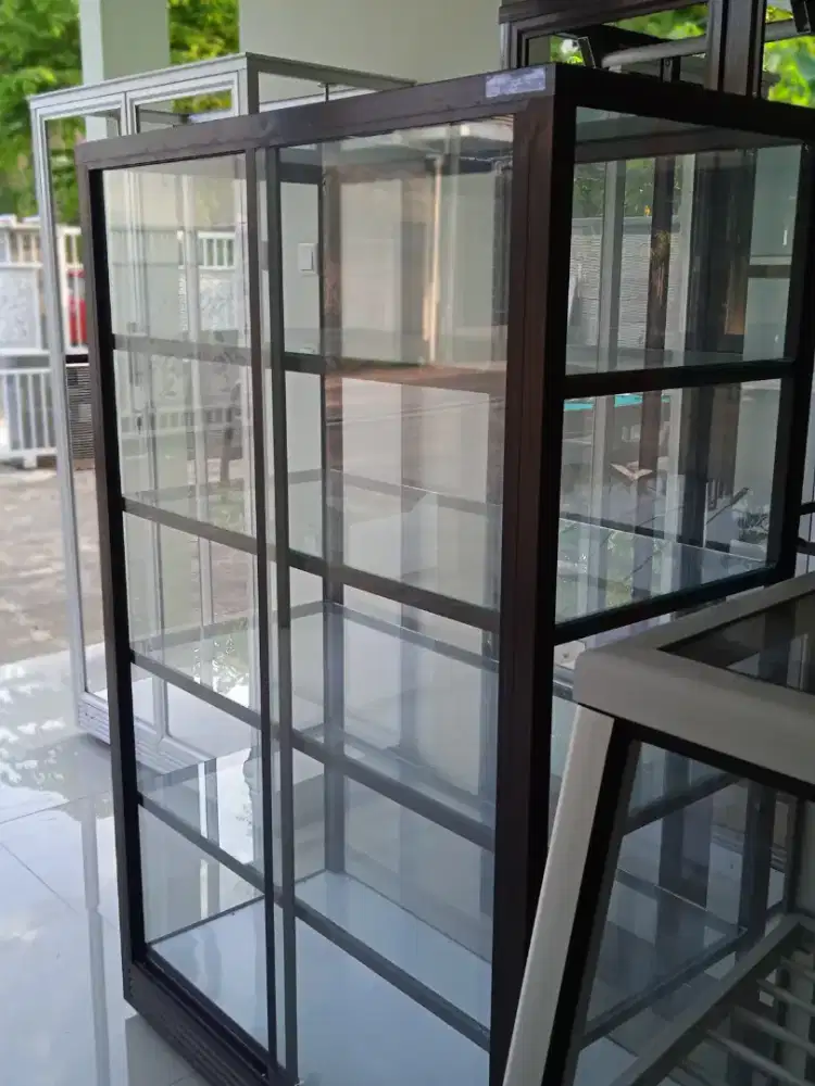 Etalase Almari Baju Pakaian