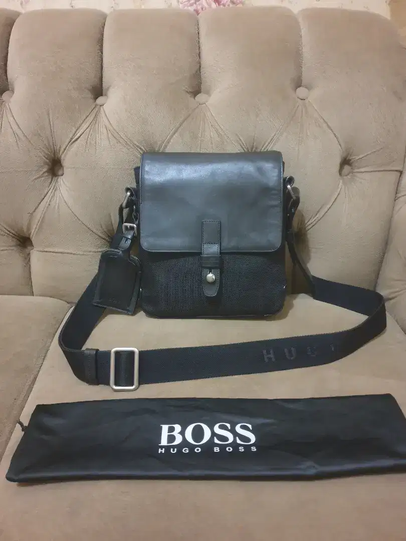 Mulus .authentic tas selempang .sling bag hugo boss