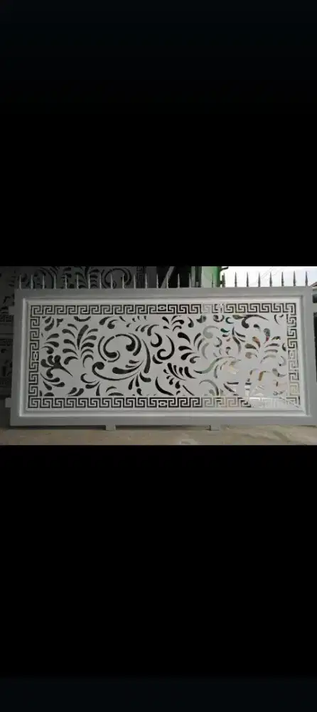 Pintu dorong motif laser