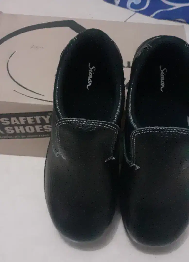 Safety shoes baru