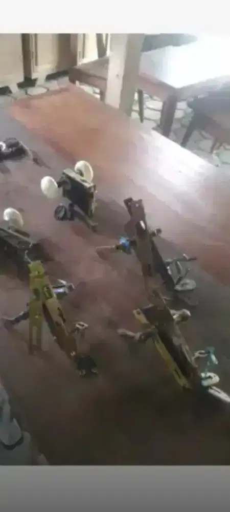 Slot pintu, spanyolet, grendel, engsel, lawasan