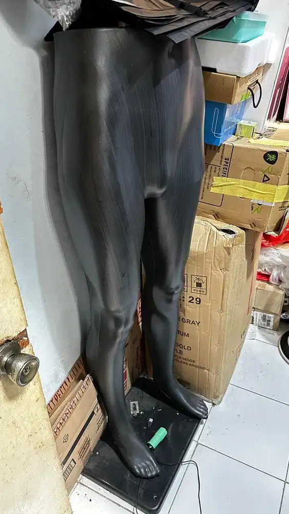 Manekin display pria hitam tebal.