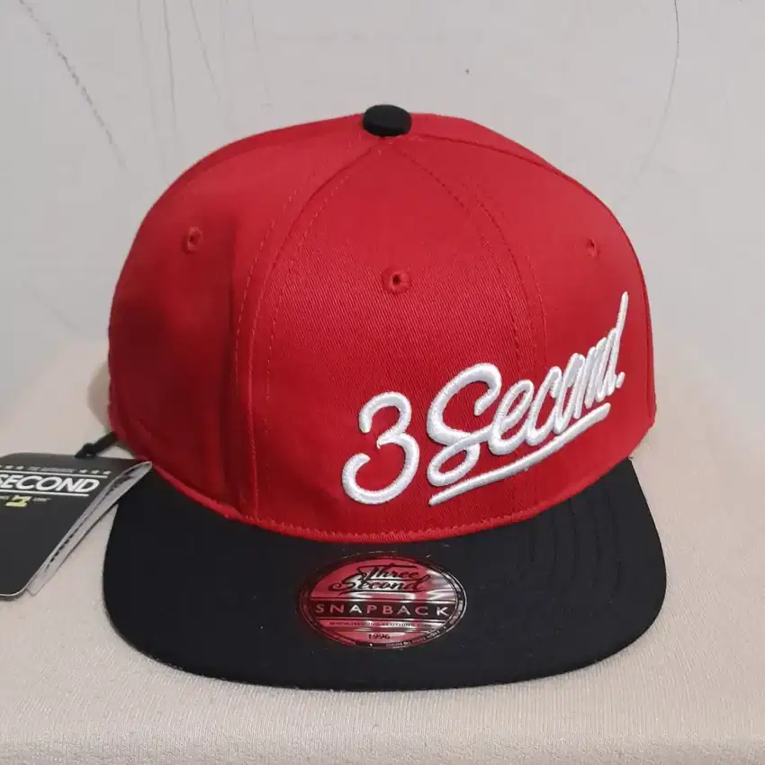 Topi snapback 3 second original. model unik. Baru. Barang koleksi