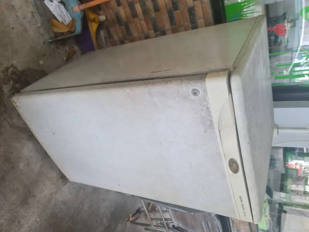 Dijual Freezer, Kompor & Neon Box cocok utk dagang makanan