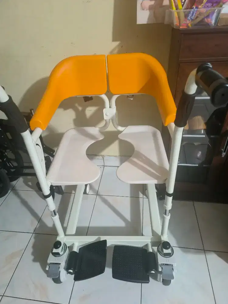 Kursi buat orang lumpuh untuk bantu toilet dan duduk di ranjang