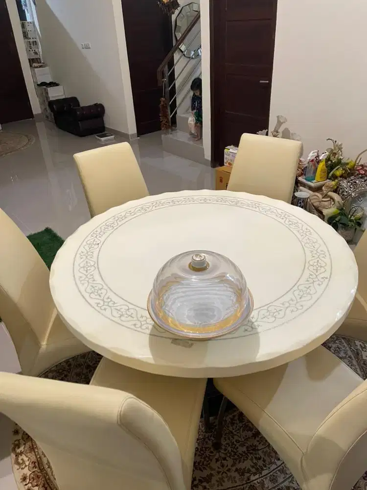 Meja makan maremer besar