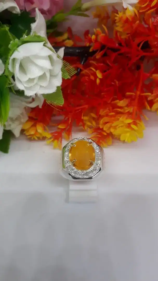 Cincin yakut kuning