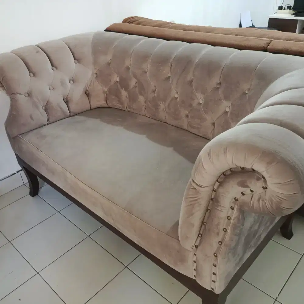 SOFA bahan suede asli, kondisi bagus. Cocok utk keperluan studio foto!