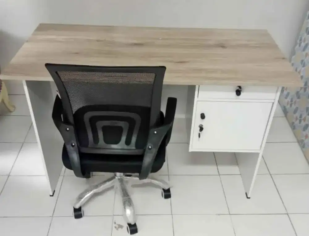 Paket meja dan kursi kantor